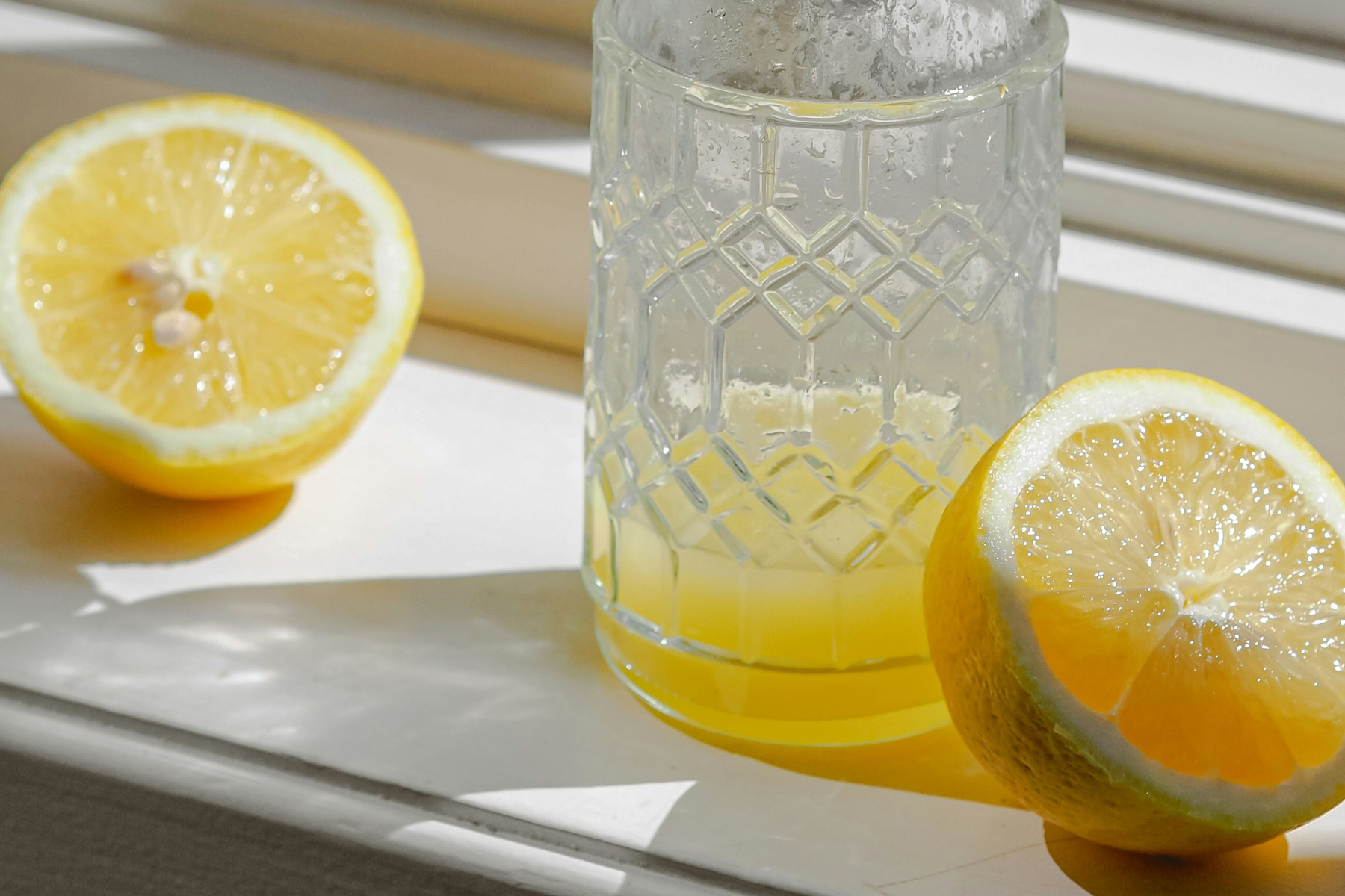 Zitrone und Soda als Reinigungsmittel in der Küche